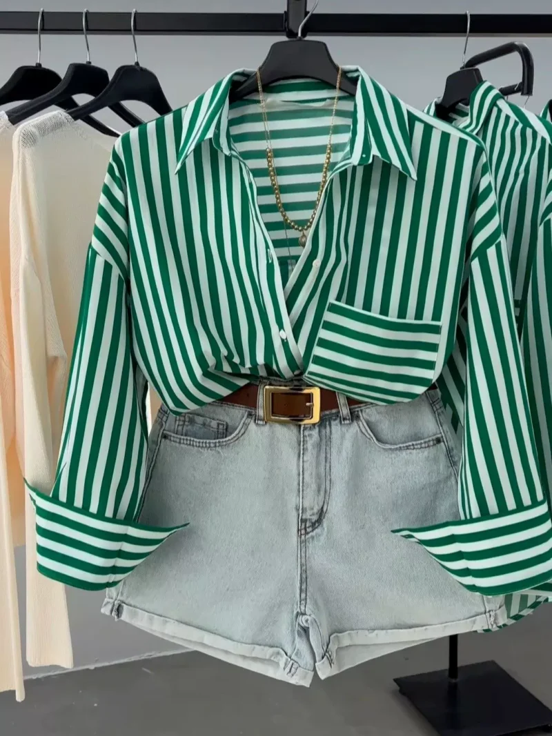 Ensemble chemise verte  a rayures blanches+short jean